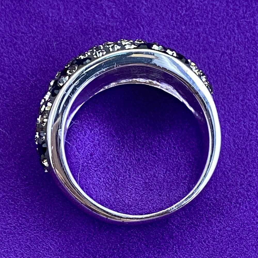💛 Silver Brass Crystal Pavé Dome Ring | Black Floral Accent Statement Ring - Picture 5 of 9